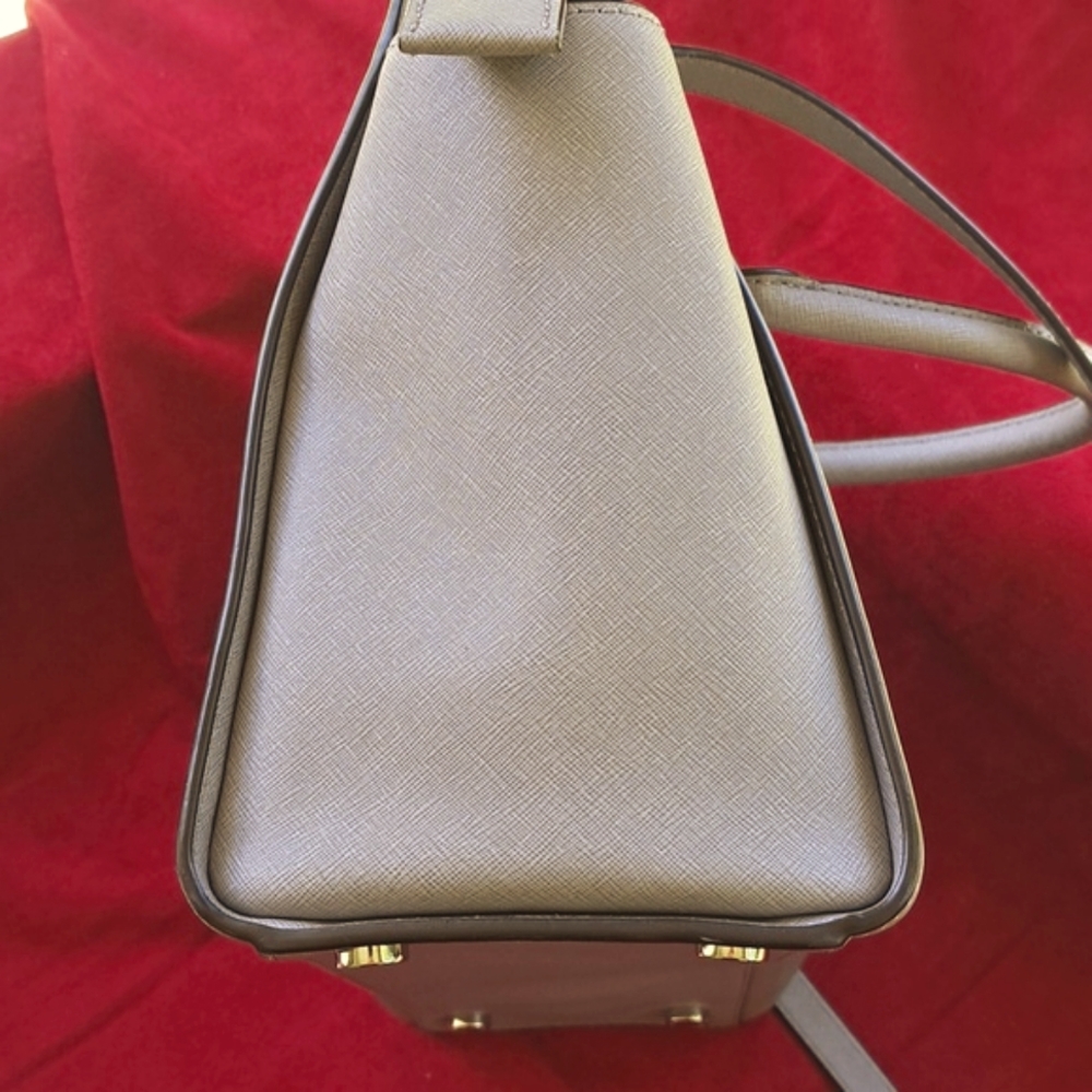 Michael Kors Medium Size Light Gray Bag/ Crossbody ❤️ EC - Picture 7 of 13